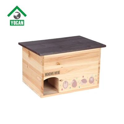 Houten hedgehoghuis buiten